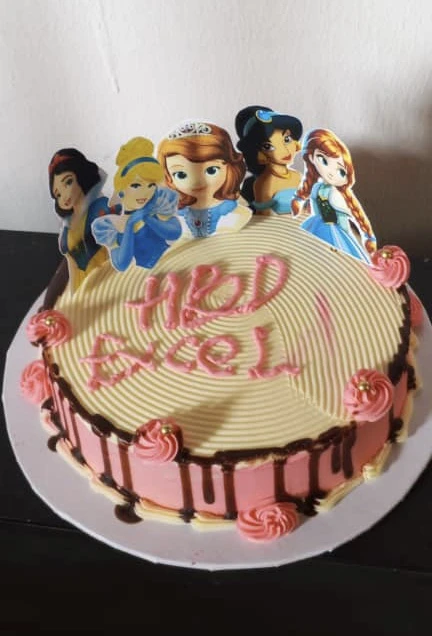 Butter cream cake with Vanilla flavor and chocolate dripping one layer