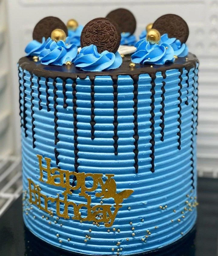 Chocolate trip cake  with topping